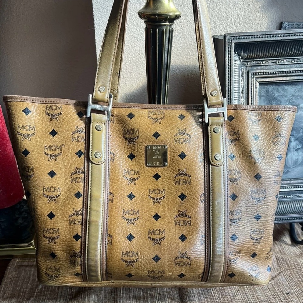 100% Authentic MCM VisetosShopper
Shoulder Bag